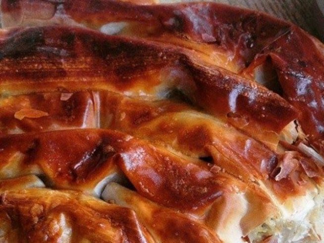 1 пакет кори за баница
3 стръка праз
250 г телешка кайма
1 яйце
50 г краве масло
чубрица, черен пипер, зехтин, сол
