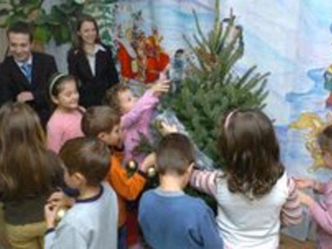 Елхи и украса за 30 детски градини в София