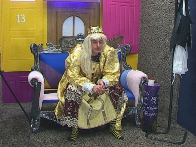 Пламен играе ролята на Пчела-майка в къщата на VIP Brother