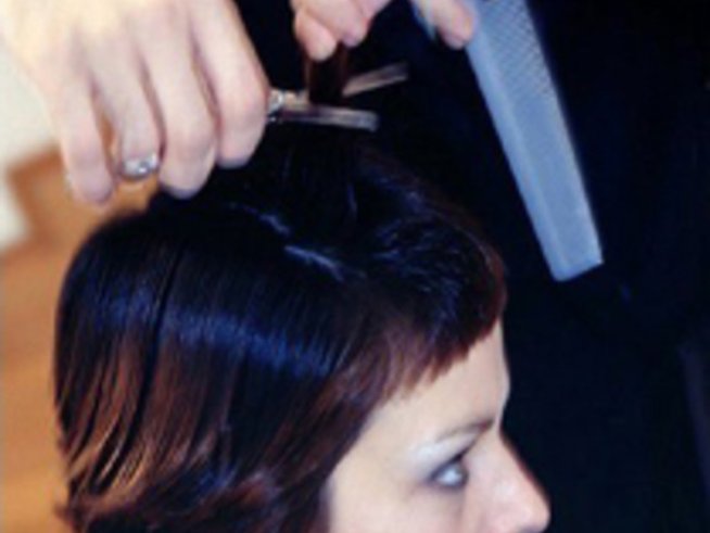 Некадърни фризьори правят модни прически