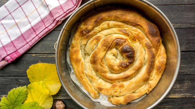 За Петковден се приготвят вкусни гозби и домашна баница. Снимка: istock