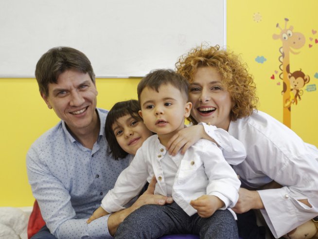 Семейство Паскалеви не търсят щастието. А живеят в него. 