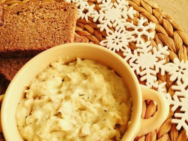 500 г бяло пилешко месо
3 с.л. брашно
3 скилидки чесън
1 ч.ч. прясно мляко
1 ч.ч. пилешки бульон
черен пипер на вкус
50 мл олио
сол и суха чубрица на вкус