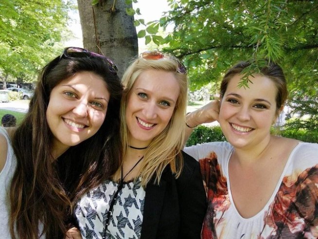 Ива, Кристияна и Габриела, създателки на Wood Wonders. Снимка: личен архив