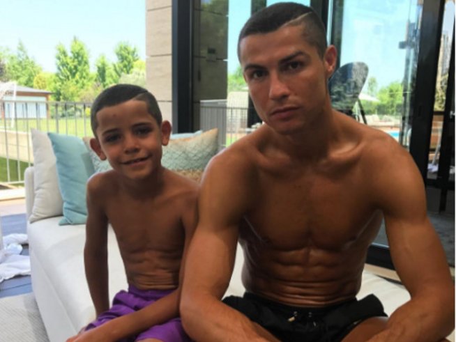 Кристиано със сина си, роден пак от сурогатна майка. Снимка: Instagram
