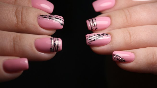 Идеи за елегантен маникюр с линии. Снимка: istock