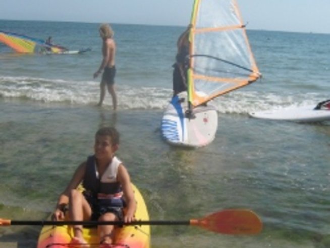 48 деца в риск завършиха курс по ветроходство и сърф във Варна