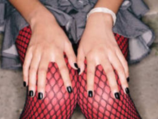 Модерният маникюр за есента на 2011 е в тъмни цветове