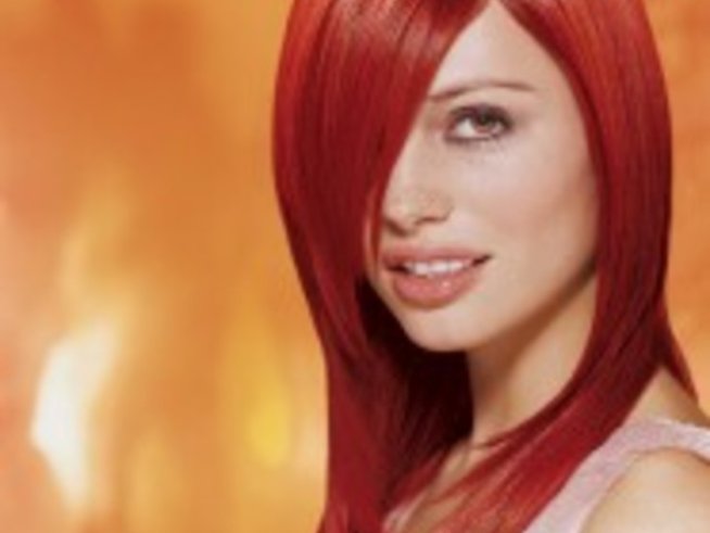 Червеният цвят може да освежи всяка прическа