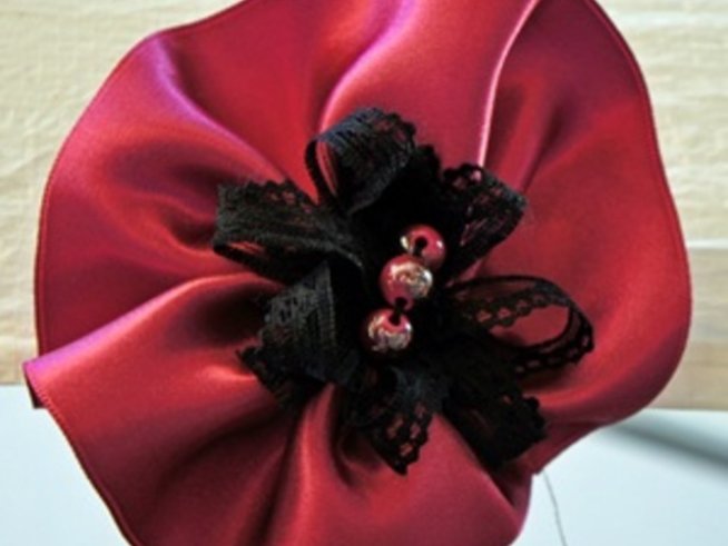 Една роза, две рози - текстилните брошки не излизат от мода