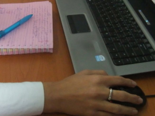 Да се забранят целувки и прегръдки в офиса