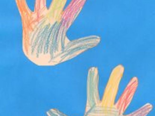 Символично опаковане на Парламента с рисунки на детски ръчички