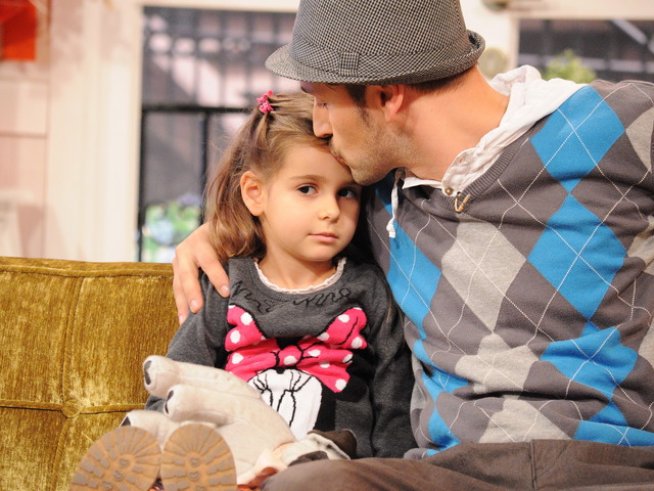 Александър Сано и дъщеря му Ава.