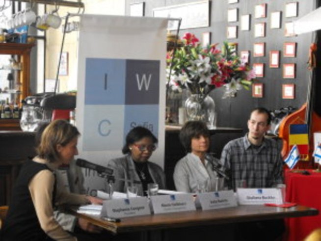 Коледен базар събира жени от 49 страни