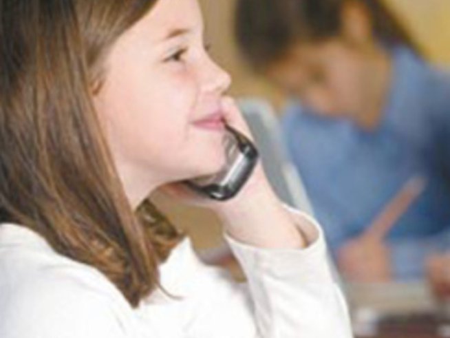 Мобилен телефон разплаква първокласници