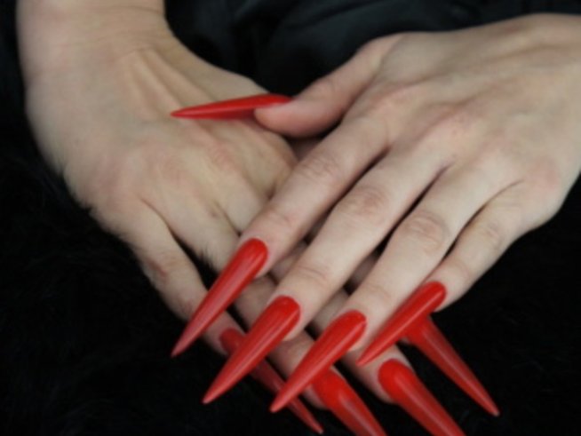 Огненочервен маникюр стилет за празниците