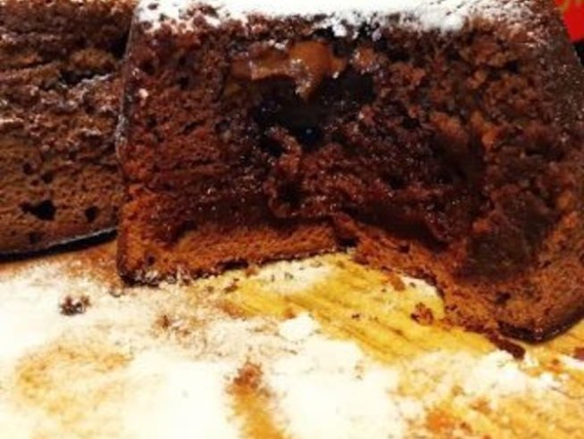 300 г черен шоколад
5 жълтъка
5 белтъка
200 г брашно
250 г масло
200 г пудра захар
50 г какао за поръсване  