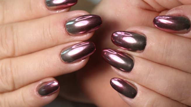Идеи за маникюр с метален дизайн