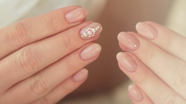 Нюд маникюри с блясък. Снимка: istock