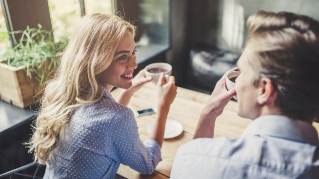 5 объркващи поведения, които показват, че той ви харесва. Снимка: istock