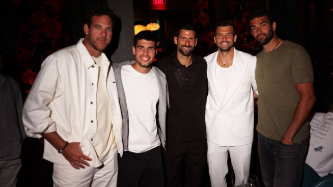 От ляво на дясно: Хуан Мартин дел Потро, Карлос Алкарас, Новак Джокович, Григор Димитров и Матео Беретини се забавляват в Маями преди старта на Мастърс турнира, който тече в момента.