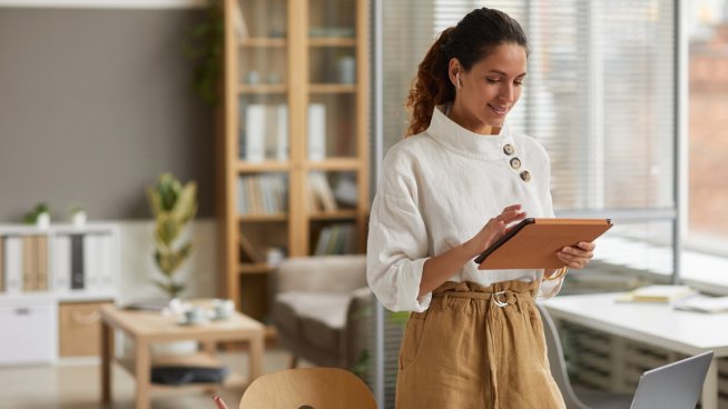 5 съвета да изглеждаме елегантно с по-малко дрехи. Снимка: istock