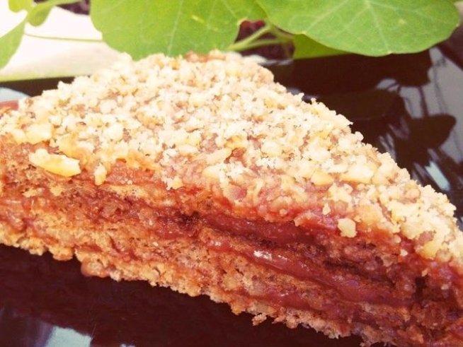 За блата:
10 белтъка
400 г смлени орехи
300 г захар
2 с.л. брашно

За крема:
6 жълтъка
300 г краве масло
200 г шоколад
100 мл. вода
5 с.л. захар
ванилия
