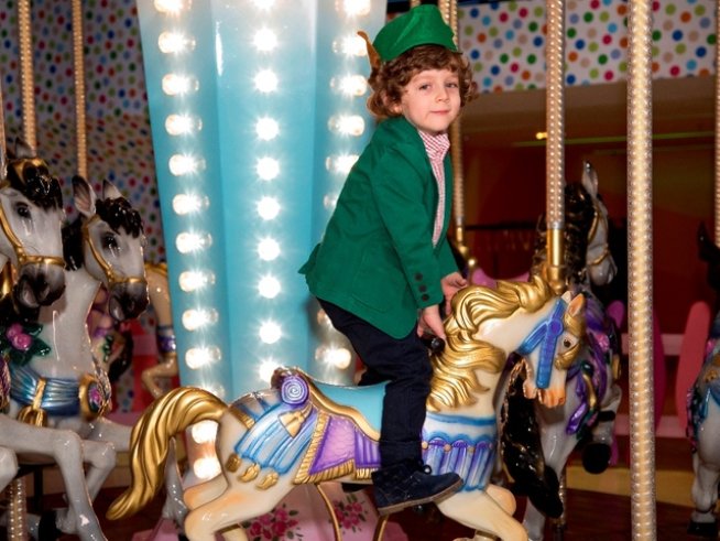 Дядо Коледа откри най-големия увеселителен парк на закрито на Балканите