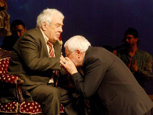 Илия Добрев целува ръка на Георги Калоянчев на бенефиса му през 2008-а година. Снимка: Булфото