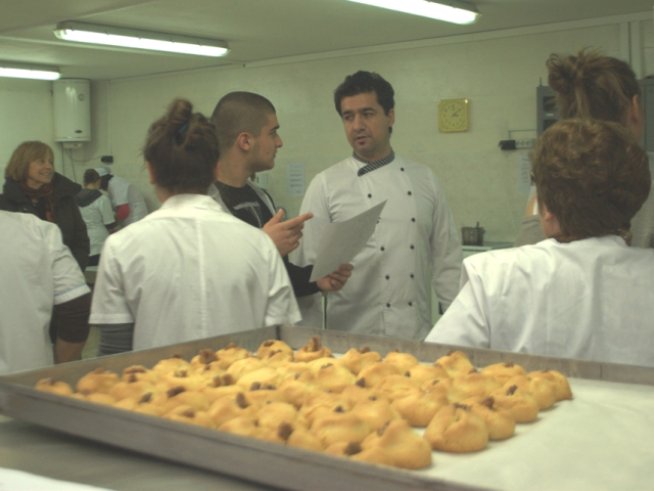 Кулинарен рекордьор прави коледни сладки за благотворителност