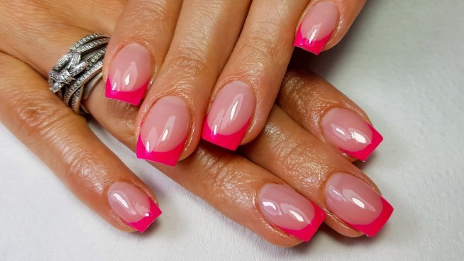Цветен френски маникюр за лятото. Снимка: istock