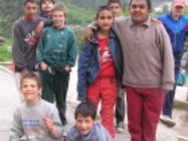 Деца с усмивка, но без родители