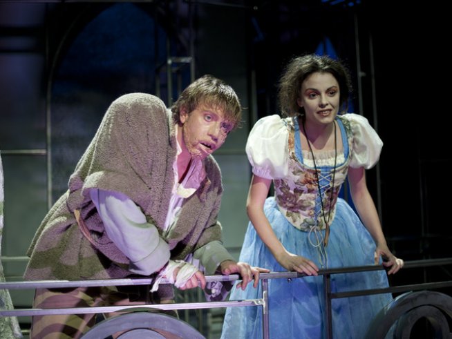 Сцена от спектакъла "Парижката Света Богородица", с участието на Калин Врачански в ролята на Квазимодо. Снимка: театър "София".