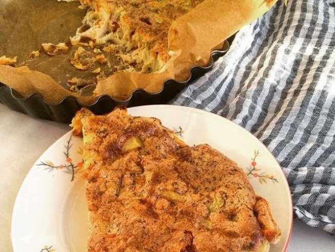 8 яйца
250 г сварени картофи
2 сварени моркова
150 г нарязано на кубчета чоризо
1-2 скилидки чесън
черен пипер, сол, зехтин