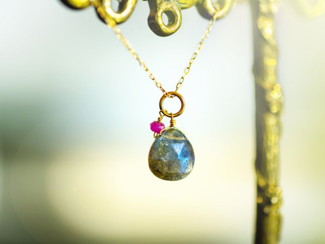 Колие с лабрадорит. Снимка: Istock