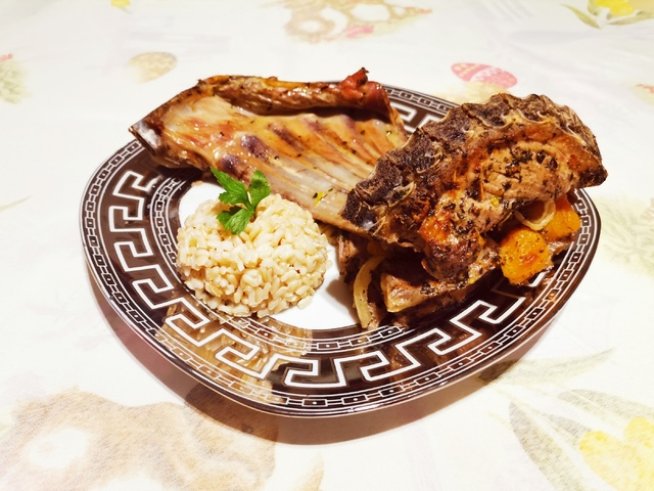 12 половинки сушени кайсии
2 броя 1,680 кг агнешки котлети с ребра
180 г нарязан лук
20 г пресни стръка магданоз
1 с.л. зехтин
1 ч.л. суха мащерка
1 ч.л. сух босилек
2 скилидки чесън
30 мл лимонов сок
1 ч.л. настъргана лимонова кора
1/4 ч.л. сол
1/2 ч.л. черен пипер