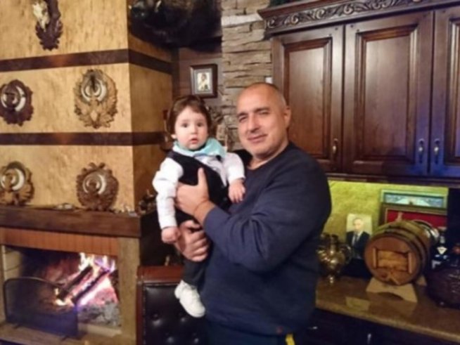 Премиерът Бойко Борисов с първия си внук, кръстен на него. Снимка: Facebook Boyko Borisov