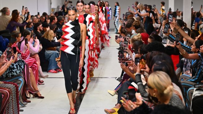 Зигзаг и ярки цветове от Missoni за пролет/лято 2025.Снимка: Getty