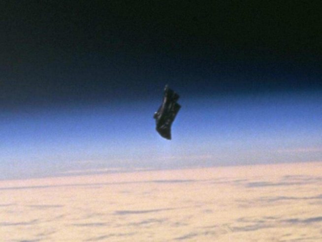 Този неидентифициран обект е заснет през 1960 година от сателит и бива кръстен от специалистите в НАСА "Черният рицар". Оттогава насам този обект е бил забелязван многократно - да се появява и да изчезва от орбитата около Земята. Снимка: Nasa 