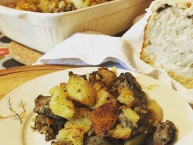 1 кг охладени пилешки дробчета
1 кг червени картофи
1 глава лук
2 моркова
3 скилидки чесън
черен пипер, сол
ронена чубрица
40 г масло
 розмарин

