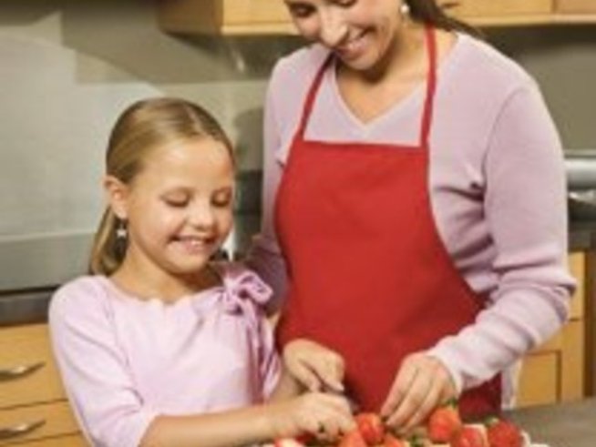 Деца в кухнята – фонтани от смях