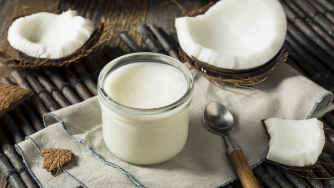 Кокосовото масло се превърна в популярна естествена алтернатива на овлажнителя за кожа. Снимка: istock