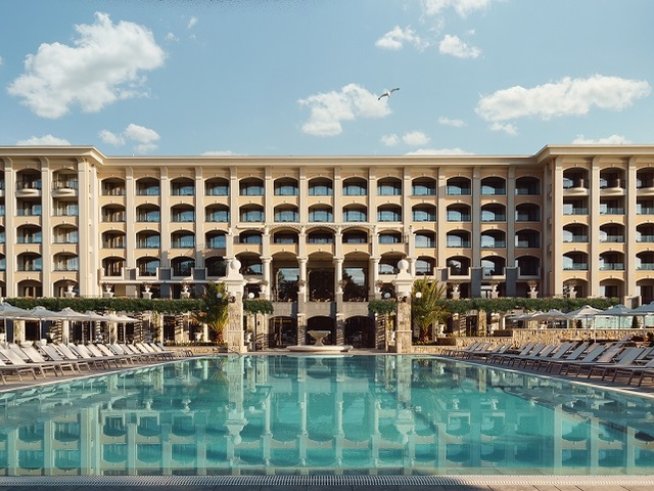 Снимка: Astor Garden Hotel