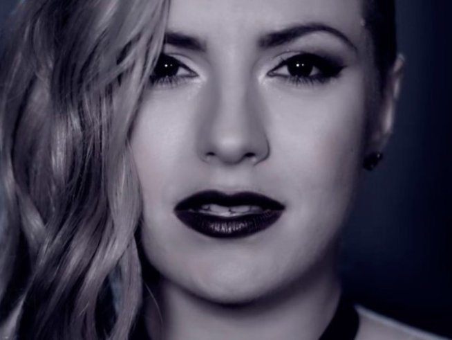 Кадър от клипа; Youtube