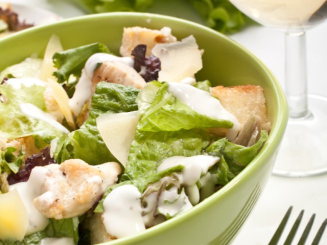 400 г пилешки гърди
250 г къса паста
200 г крутони 
2 скилидки чесън
няколко листа айсберг
30 г пармезан
сол, черен пипер
За дресинга:
6 филенца аншоа
5 супени лъжици майонеза
една супена лъжица бял оцет или една супена лъжица лимонов сок
няколко капки сос Уорчестър
Всички съставки се смилат в блендер