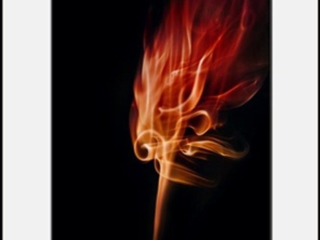 Димът флиртува със светлината във фотоизложбата на Славина Бахчеванова