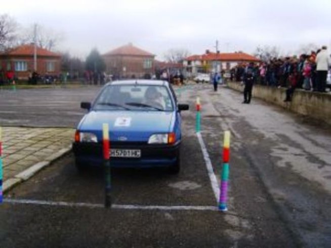 Заповядайте на осмомартенско автомобилно състезание за дами