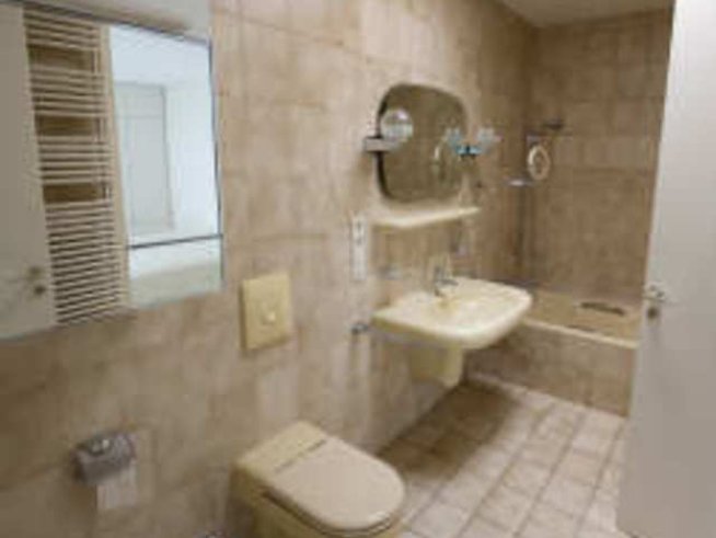 Какви опасни бактерии ни дебнат в банята и тоалетната