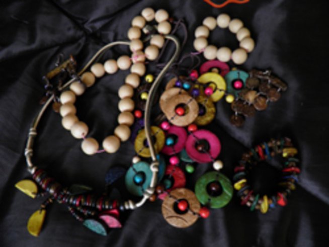 Дървените бижута – непринудено закачливи