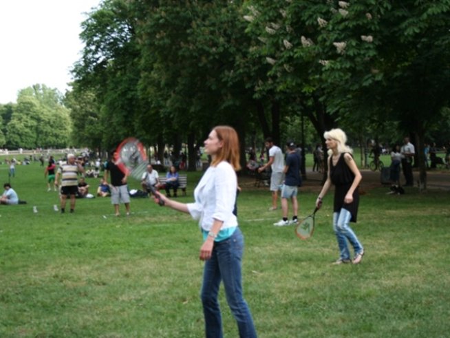 Столични паркове станаха арена на скоростен бадминтон, познат като спийдминтън